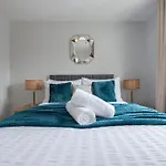Lovely 2 Bedroom Condo With River & City View
