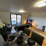 New! Charming Apartment Near London Attractions