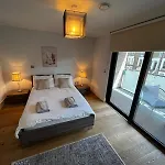 New! Charming Apartment Near London Attractions