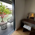 New! Charming Apartment Near London Attractions