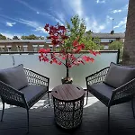 New! Charming Apartment Near London Attractions