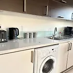 Starlet Stays - London 2 Bedroom Apartment Near Central Line
