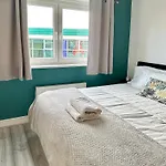 Starlet Stays - London 2 Bedroom Apartment Near Central Line