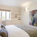 South Kensington Luxury 2 Bedroom Apartment