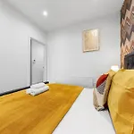 Stylish One Bedroom Flat - Sleeps 5 - Near Heathrow - London Ub3