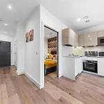 Stylish One Bedroom Flat - Sleeps 5 - Near Heathrow - London Ub3
