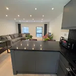 2-Bed, 2-Bathroom Split Level Flat In Hackney With 2 Balconies