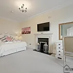 Beautiful 2 King Size Beds 2 Bath- Sleeps 5 In Earls Court