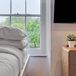 Design 1 Bed apt w/Terrace sleeps 3 in Camden