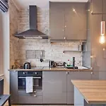 Design 1 Bed apt w/Terrace sleeps 3 in Camden