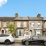Large Home For Contractors & Families - Garden & Amenities