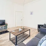 2 Bed Flat In Heart Of Kilburn With Full Kitchen London