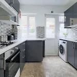 2 Bed Flat In Heart Of Kilburn With Full Kitchen London