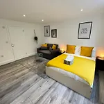 En-Suite Bedroom For Up To 4! Sofa Bed - Near Stratford
