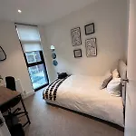 Stylist 2 Bedroom Apartment In Central London
