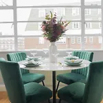 Art-Deco Apartment In Very Popular Chelsea Area