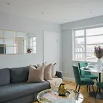 Art-Deco Apartment In Very Popular Chelsea Area