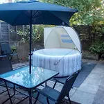 4 Bedroom House Parking & Garden Near Central London
