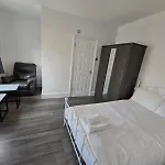 Limehouse Townhomes Modern 4-Bedroom, 3-Bathroom Townhome With A Private Garden