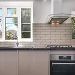 Limehouse Townhomes Modern 4-Bedroom, 3-Bathroom Townhome With A Private Garden
