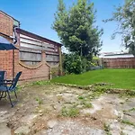 Downshill Way Lovely 4 Bedroom Apartment In London