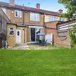 Downshill Way Lovely 4 Bedroom Apartment In London