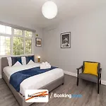 Two Bedroom Apartment By Buonomo Stays Short Lets & Serviced Accommodation With Balcony