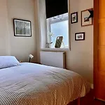 Ground Floor Apartment Sleeps 4, London Zone 2 Close To Central Victoria Line