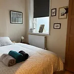 Ground Floor Apartment Sleeps 4, London Zone 2 Close To Central Victoria Line