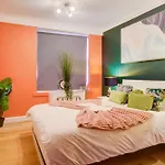 2 Bedroom And Living Room Flat In Central