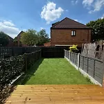 Beckton Home With Free Parking