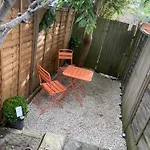 Super Convenient For Central London - Large 2 Double Bed Apartment 30 Seconds Walk To Platform Train Station And 19 Mins To London Waterloo