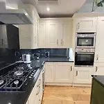Gorgeous 2Bd Flat With Patio - South Kensington!