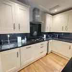 Gorgeous 2Bd Flat With Patio - South Kensington!