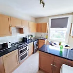 Stylish 1-Bed Flat In Willesden With Private Patio