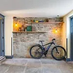 Fabulous Oasis For Unique Experience In Clapham
