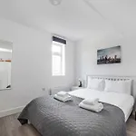 Modern Semi-Studio Flat In Historic London Setting