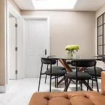 Luxurious 3 Bed Flat With Patio And Garden