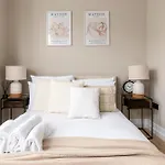 Luxurious 3 Bed Flat With Patio And Garden
