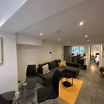 Stylish Two Bedroom House In Kilburn