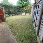 Garland Spacious 4 Bedroom House With Garden And Parking