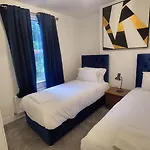 Garland Spacious 4 Bedroom House With Garden And Parking