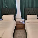 Garland Spacious 4 Bedroom House With Garden And Parking