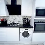 Charming 3-Bed Flat In Shepherds Bush - Sleeps 9