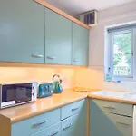 Last-Minute Reserve L Modern 2 Double Bed Apartment For 5 Guests L Hofin Stays Short Lets & Serviced Accommodation