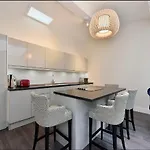 Three Bedroom Flat In South Kensington