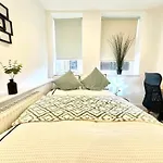 Beautiful Studio Apartment Baker Street