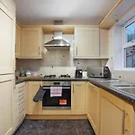 London*Stamfordhill *2Br*Sleeps 5*2 Tube Lines*Contractors*Relocation