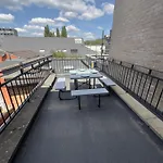 2-Bed, 2-Bathroom Split Level Flat In Hackney With 2 Balconies