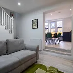Spacious 3 Bed 3 Bath Aldgate Apartment